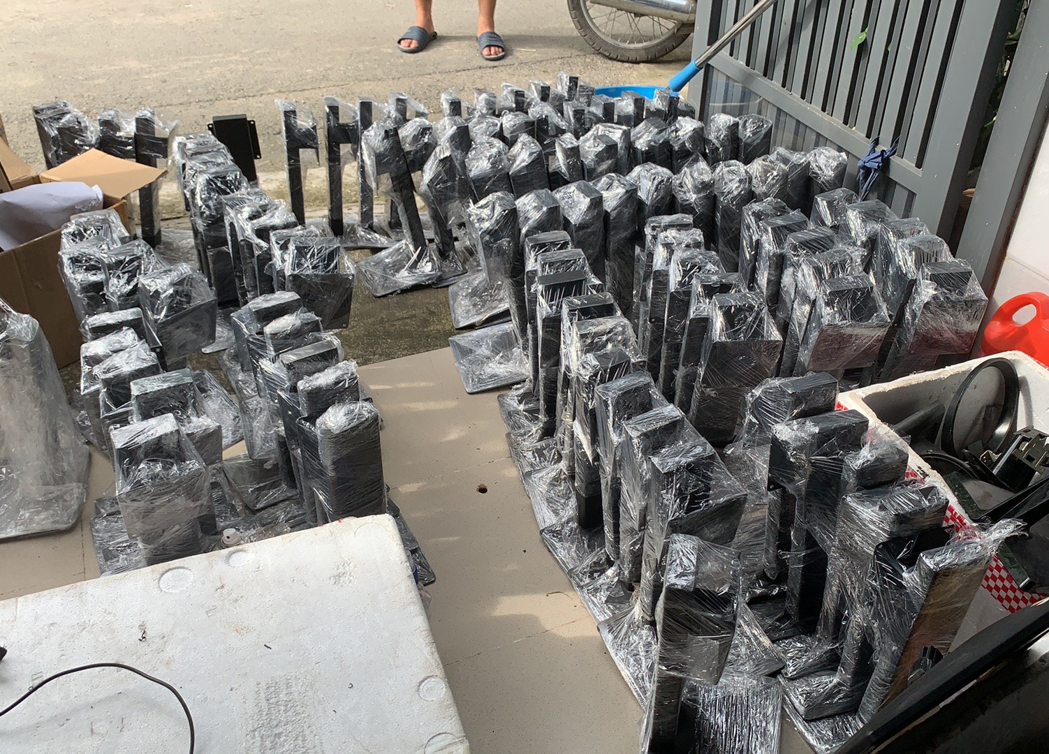 Chân đế màn hình đa năng