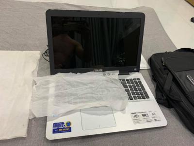 Asus Vivobook X555U I5 6200U RAM 4GB HDD 500GB mới chỉ thiếu cái thùng